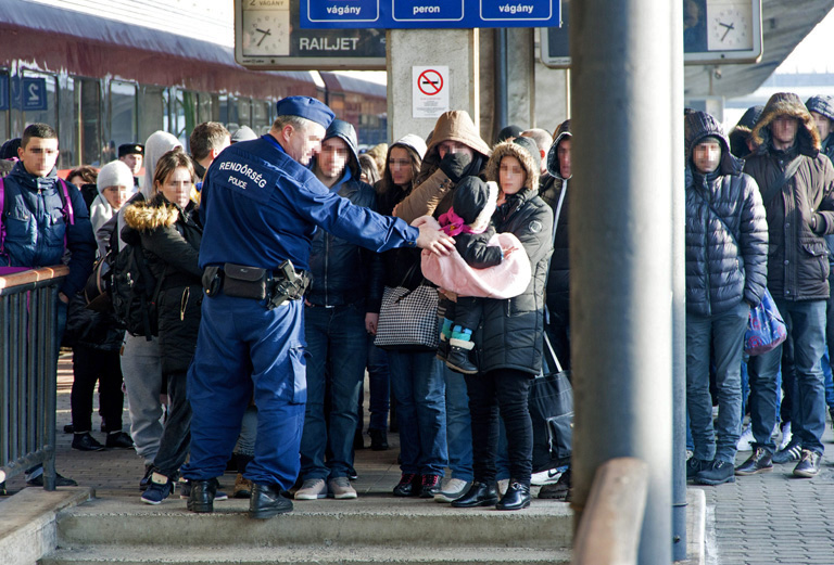 A győri rendőrség 249 koszovói határsértőt szállított le a Budapestről Ausztriába tartó Railjet gyorsvonatról, február 2-án (Fotó: MTI)