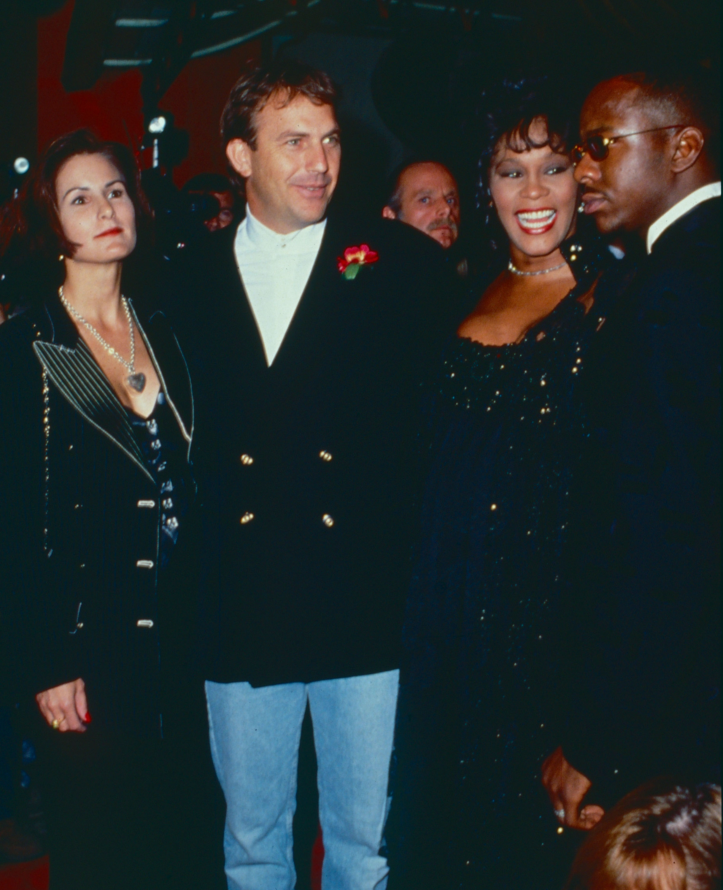 Kevin Costner felségével, és férjével Bobby Brownnal a Több, mint testőr premierjén
