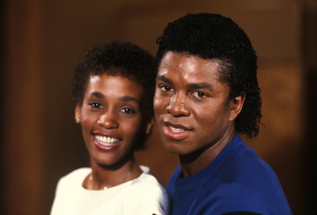 Michael Jackson bátyja, Jermaine Jackson volt Whitney első albumának a producere. A Jakcson 5 egykori tagja végigkísérte barátnője karrierjét.