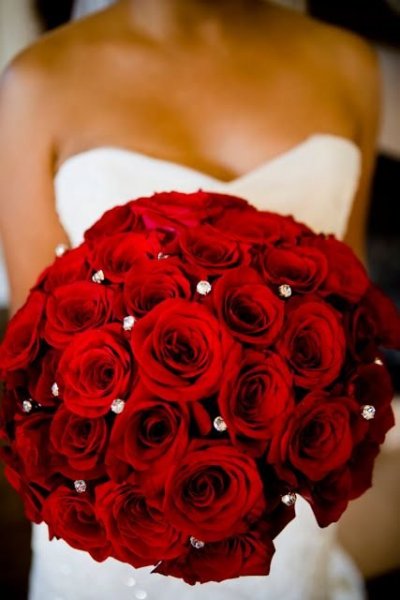Valentin-napi esküvő pirosban és fehérben