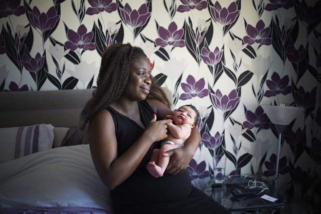 Csodaszép fotók: anyák, egynapos babáikkal
