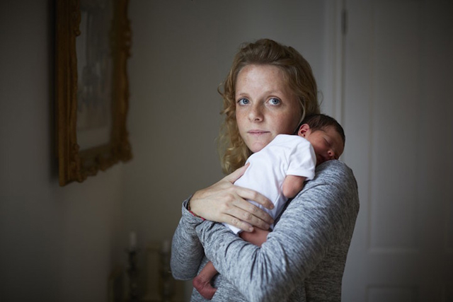 Csodaszép fotók: anyák, egynapos babáikkal