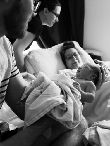 A baba november 25-én született, az édesapa karjában tartja kisfiát..