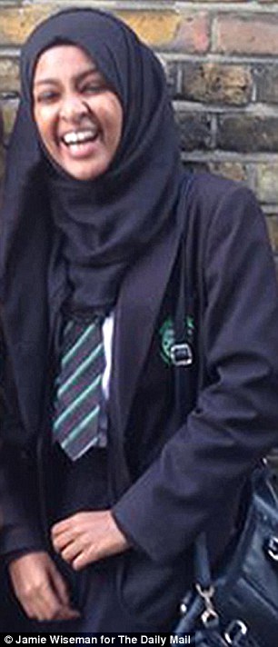 Amira Abase tipikus angol iskolai egyenruhában, hidzsábbal Fotó: Daily Mail
