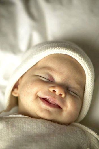 Így mosolyognak az alvó babák