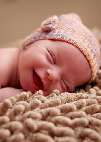 Így mosolyognak az alvó babák