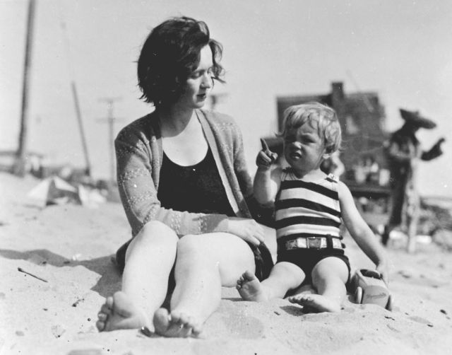 Különleges fotók: a hároméves Marilyn Monroe az édesanyjával 