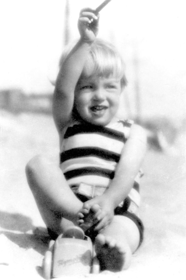Különleges fotók: a hároméves Marilyn Monroe az édesanyjával 
