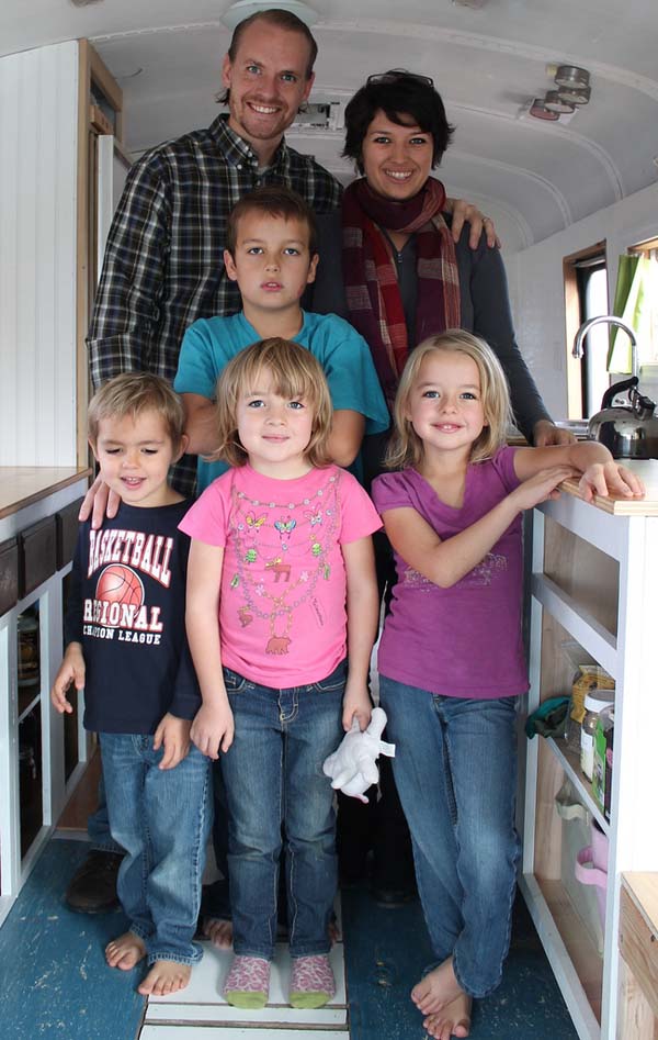 Egy buszban lakik a hattagú család - fotók