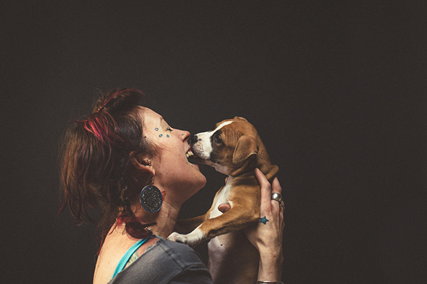 Kutyáikkal csókolóznak a gazdik: undorító vagy bensőséges?