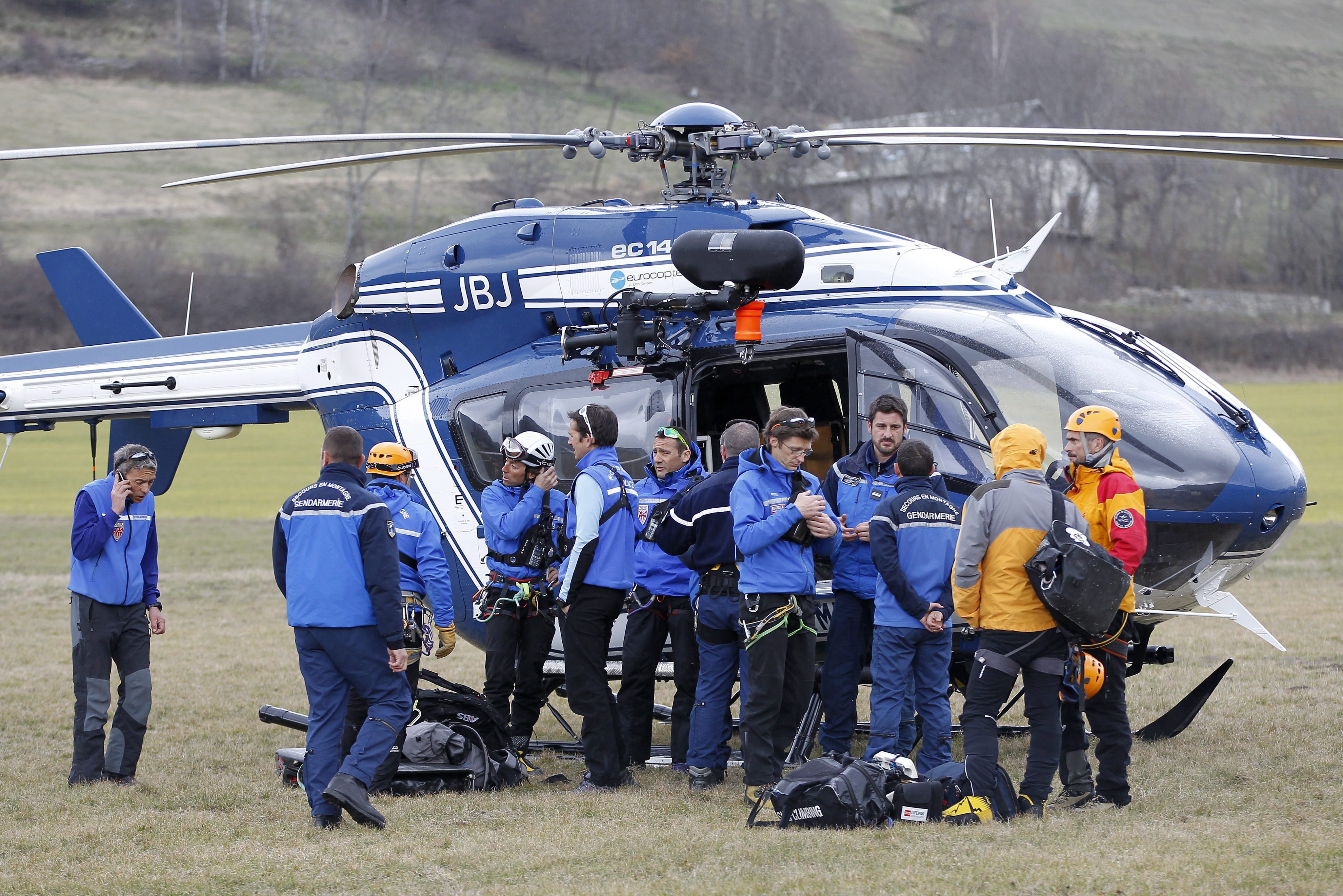 A francia csendőrség helikopterei a légikatasztrófa helyszíne közelében a franciaországi Seyne les Alpesben. (MTI/EPA/Sebastien Nogier)