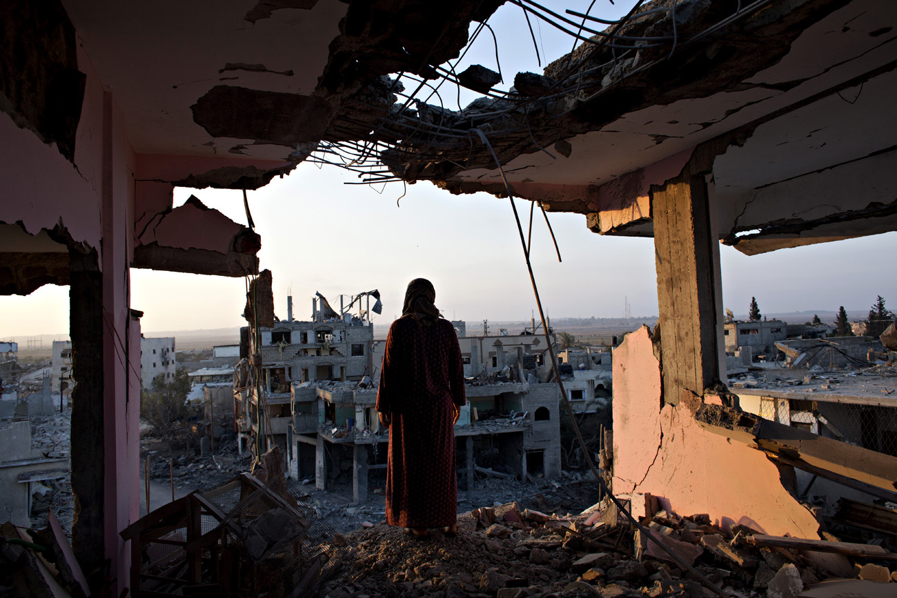 Palesztin nő otthona romjai között (Fotó: Heidi Levine)