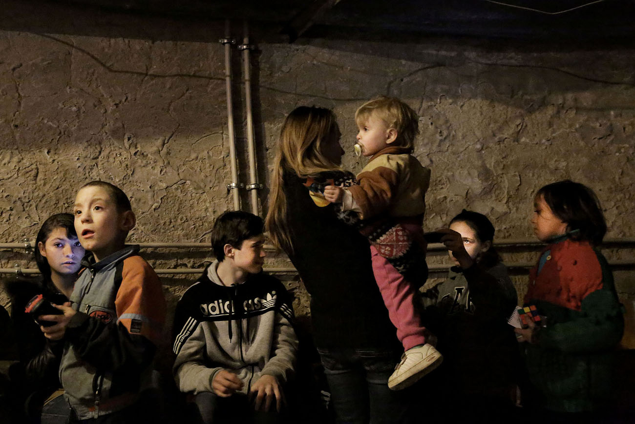Bombák becsapódását hallgatják egy száz fő befogadására alkalmas földalatti óvóhelyen a helyiek Donyeckben (Fotó: Anastasia Vlasova) 