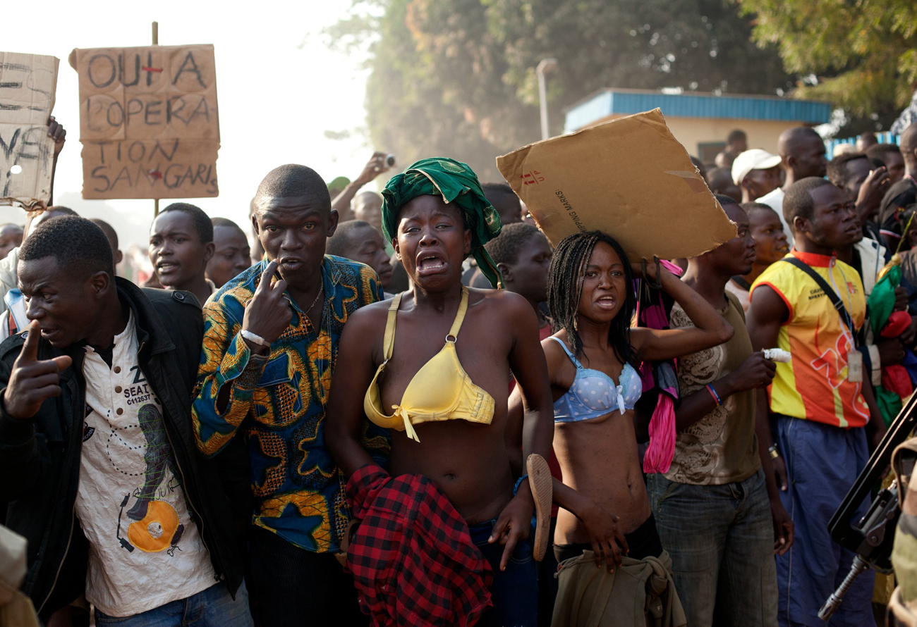 Átkokat szórnak a tüntető nők a velük szemben álló csádi hadsereg katonáira a Közép-Afrikai Köztársaságban (Fotó: Rebecca Blackwell)