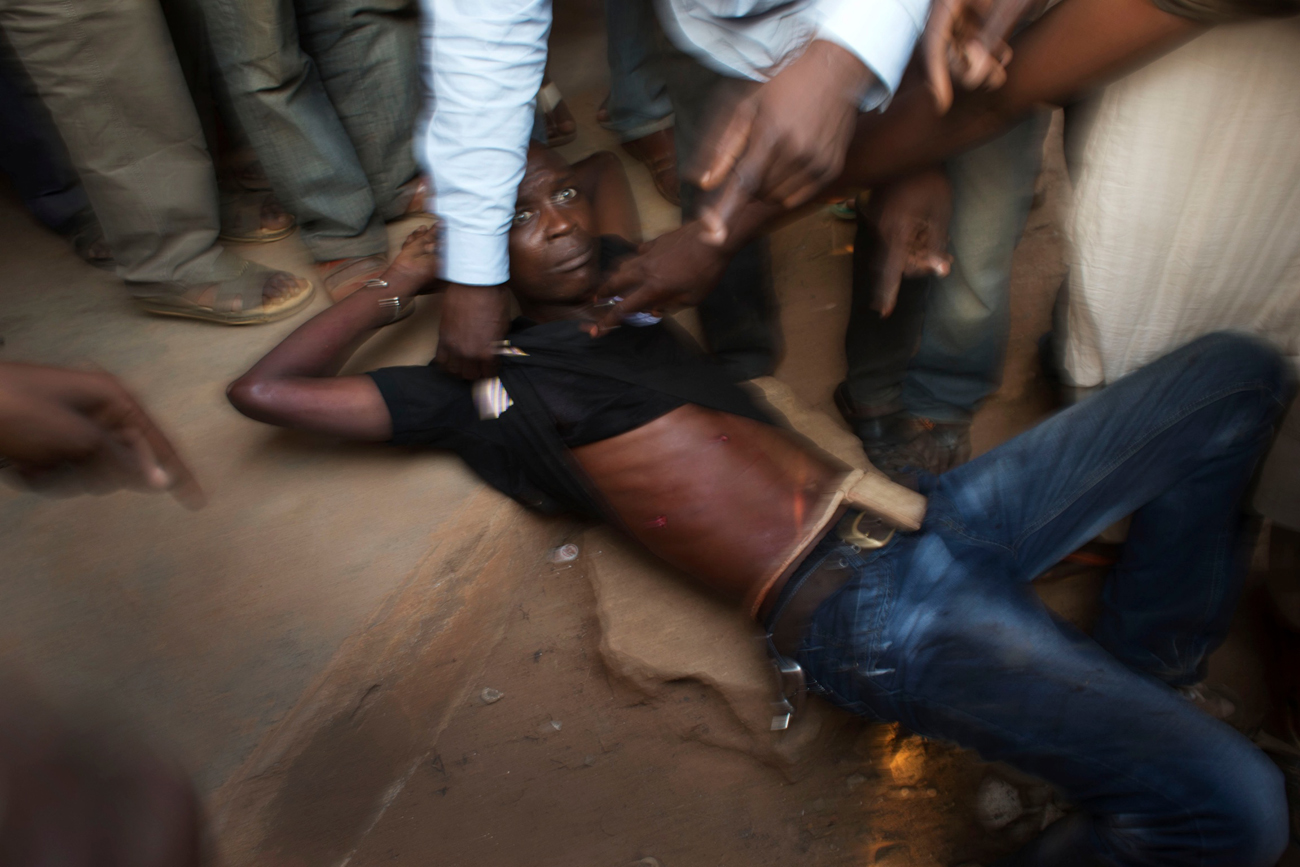 Francia katonák menekítik ki egy utcai összetűzés egyik sérültjét Banguiban (Fotó: Rebecca Blackwell)