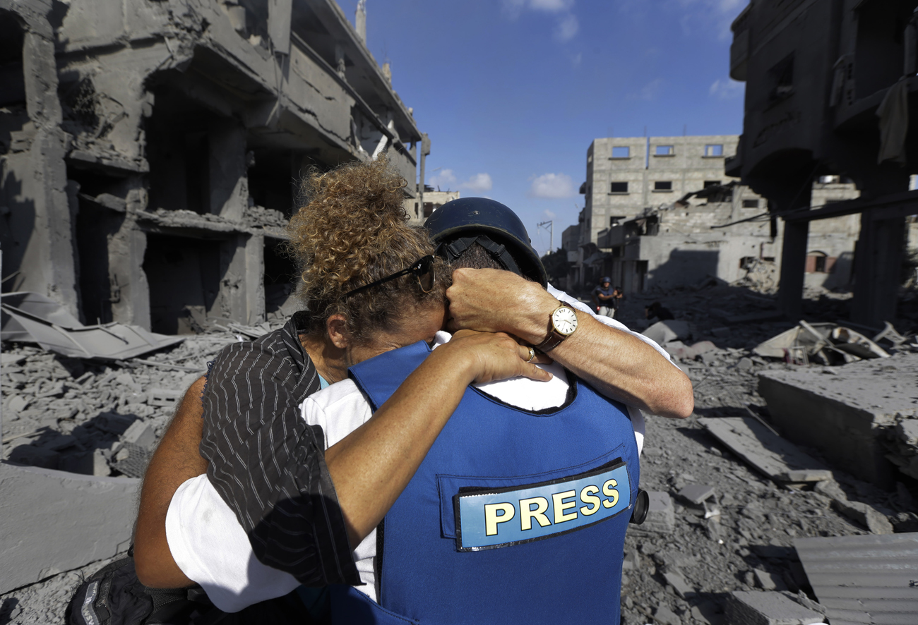 Heidi soförjét Ashraf Al Mashrit vígasztalja, miután lebombázták a házát Gázában (Fotó: AP/Lefteris Pitarakis)
