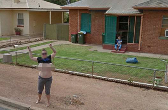 A Google Street View-n akarta mutogatni a melleit egy nő 