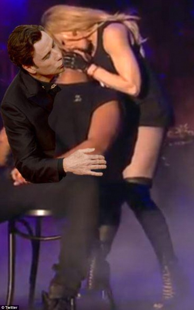 John Travolta is besegít