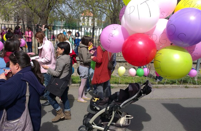 Lufis tüntetésen tiltakoztak a szülők az óvodák központosítása ellen