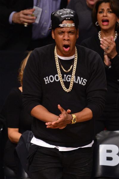 Jay Z és feleségének bérlete a Brooklyn Nets mérkőzésekre, rendszeresen az első sorból örjöngenek. Ezúttal Jay Z egyedül tombolt.