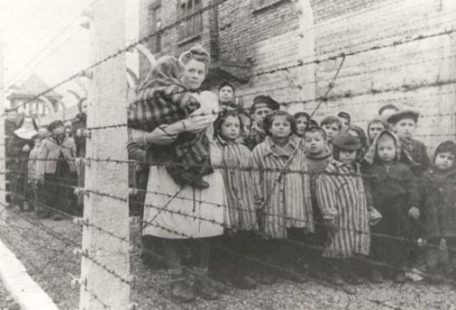 Hogyan segített világra egyetlen bába 3000 gyermeket Auschwitzban?