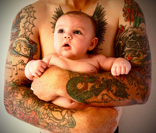 Szívdöglesztő tetovált apák és édes babáik