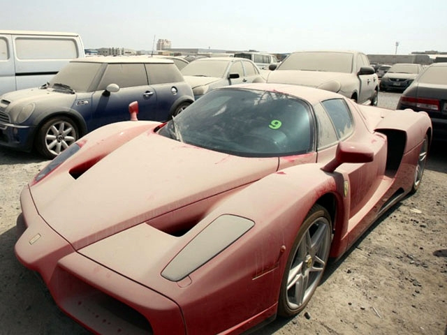 Dubaiban az elhagyott luxusautók okoznak gondot