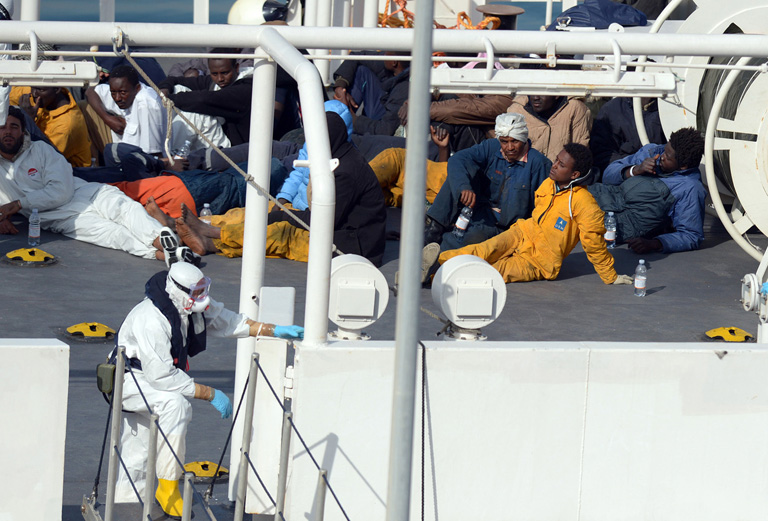 Drámai képek, a  Földközi-tengeren történt hajókatasztrófáról