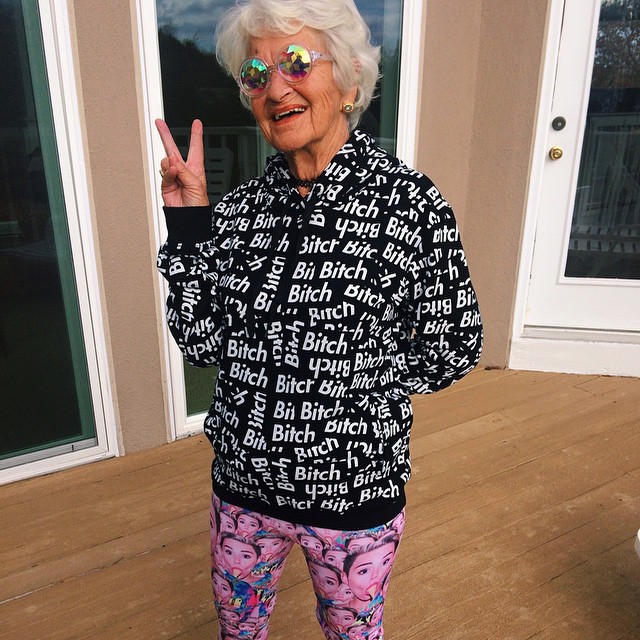 10 fotó a 86 éves nagyiról, amitől még Miley Cyrus is zavarba jönne