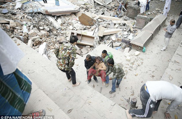 Nepáli földrengés: indulnak haza a magyar turisták