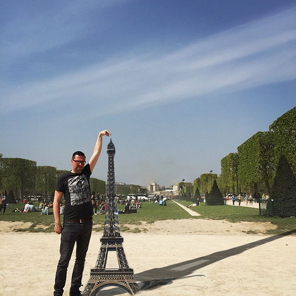 Mémcunamit indított el a blogger Eiffel-toronynál készült képe