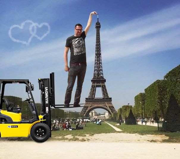 Mémcunamit indított el a blogger Eiffel-toronynál készült képe