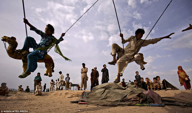 Megdöbbentő fotók: így játszanak a gyerekek Pakisztán nyomornegyedeinek vidámparkjaiban