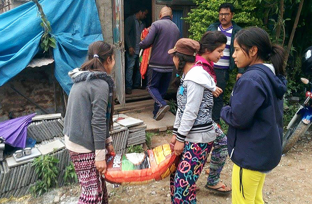 Fiatal lányok főznek a nepáli földrengés károsultjaira