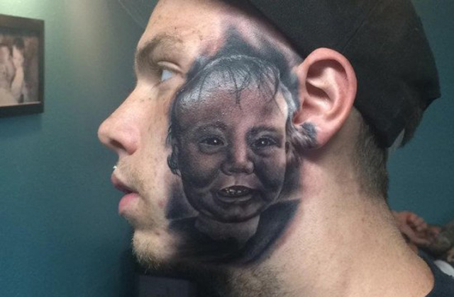 Az arcára tetováltatta kisfia képét az apa - fotó