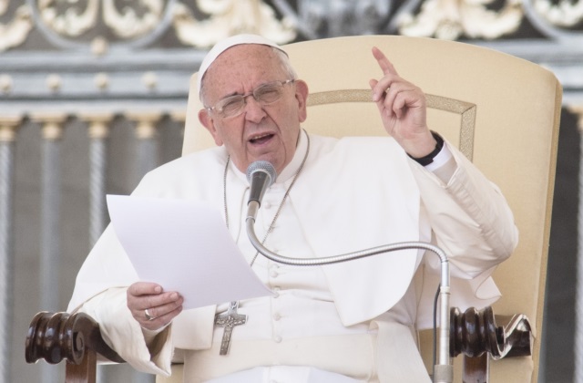 Ferenc pápa keményen kiáll a nők jogai mellett
