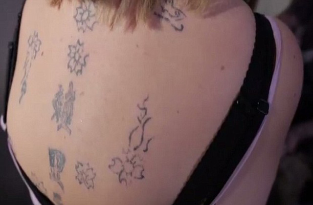 A barátnője hátán tanult tetoválni a fiú