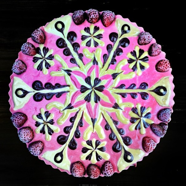 Gyönyörű színes mandala tortákat készít egy cukrász