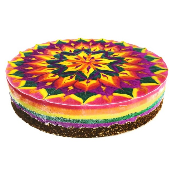 Gyönyörű színes mandala tortákat készít egy cukrász