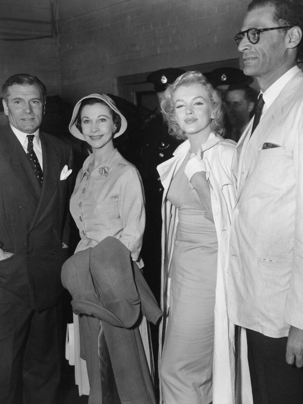 1956 novemberében a Marilyn Monroe és férje, Arthur Miller társaságában utaztak A herceg és a táncosnő című film forgatására