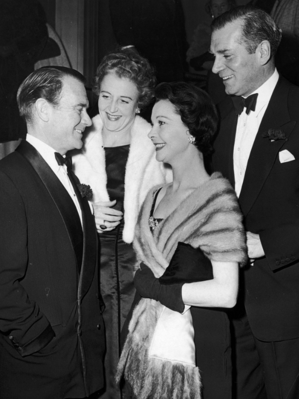 Férjével, Laurenc Olivier-vel, kollégájával John Millsszel és annak feleségével, Mary Hayley Bellel a Savoy-ban