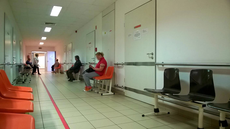 Idegtépő kálvária az egészségügyben: törött sarokkal kórházról kórházra
