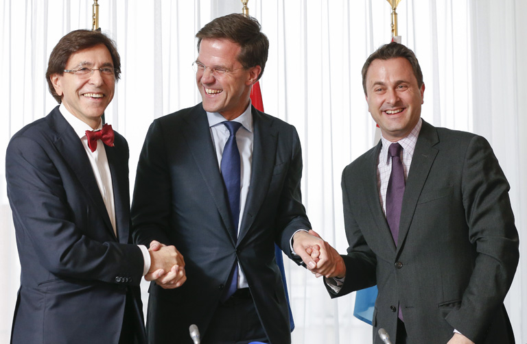 Elio Di Rupo belga miniszterelnök, Mark Rutte holland miniszterelnök és Xavier Bettel luxemburgi kormányfő