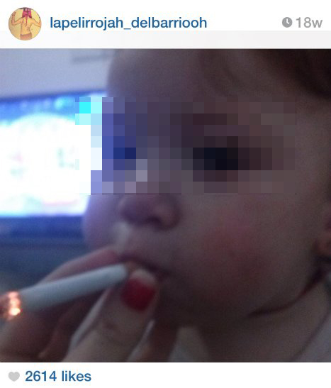 Hatalmas felháborodást keltett a cigiző babáról készült fotó