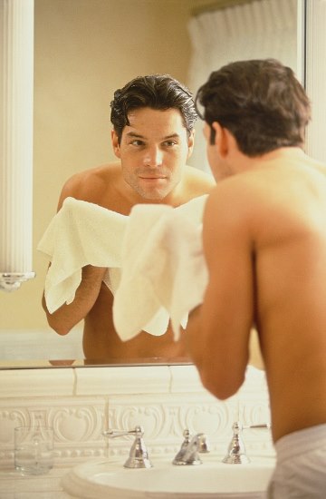 Lerántjuk a leplet: a férfiak nézik magukat többet a tükörben