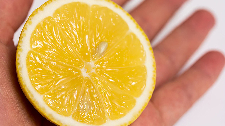 Hogyan kell hajat göndöríteni citrommal?