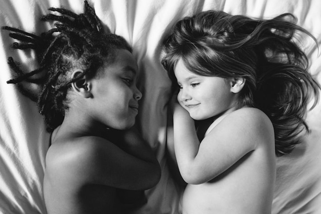 Csodálatos fotók: sok felnőtt tanulhatna ettől a két kislánytól