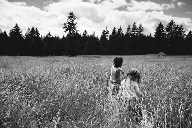 Csodálatos fotók: sok felnőtt tanulhatna ettől a két kislánytól