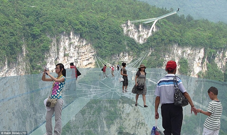 Készül a a világ leghátborzongatóbb üveghídja Kínában - fotók