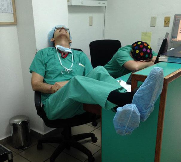 Műszak közben alvó orvosok képei terjednek vírusként